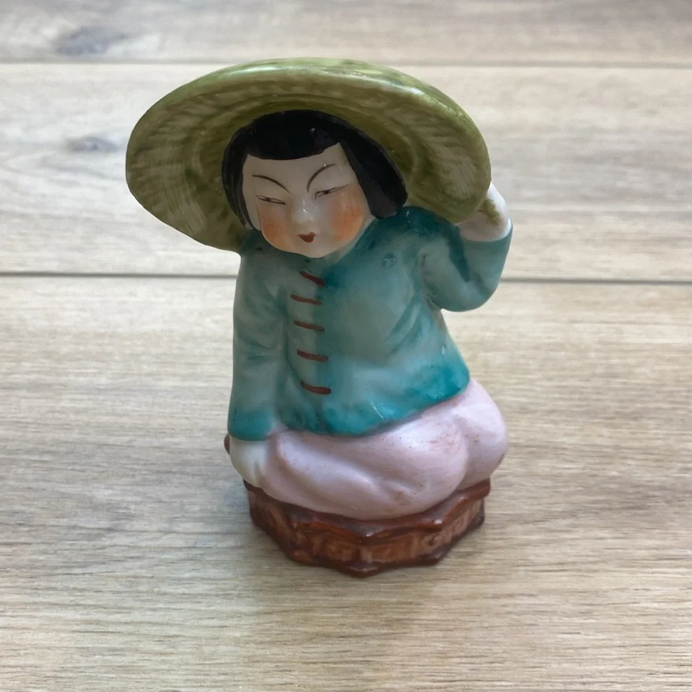 Vintage Chinese Wall Pocket‎ Figural Vase
